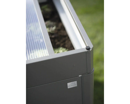 Pallkrage med växter och Biohort-logotyp