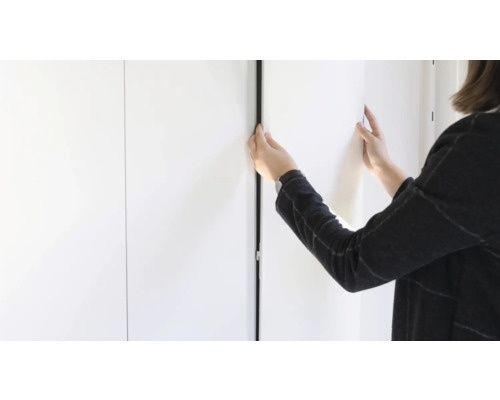 Kvinna öppnar skåpdörr