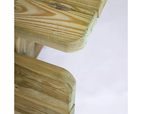 Detaljvy av en trätrappa med rundade kanter.