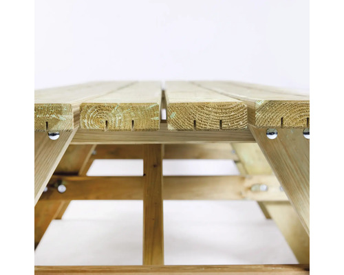 Närbild av ett trädgårdsbord i trä med synlig trästruktur