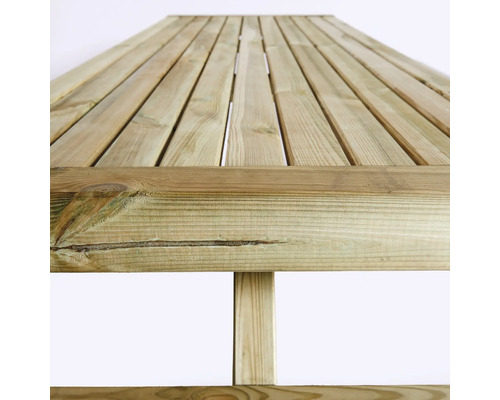 Detaljvy av ett trädgårdsbord i trä