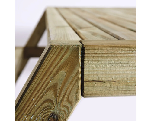 Detaljvy av ett trädgårdsbord i trä