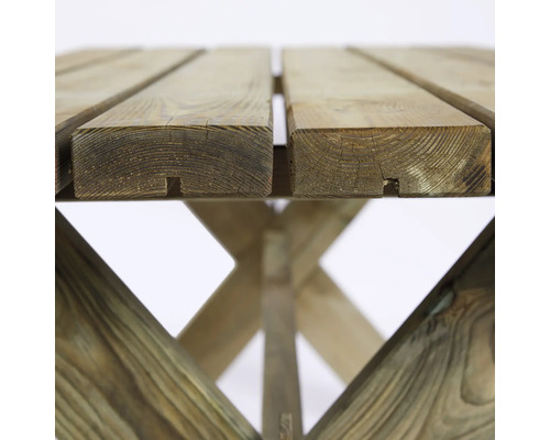 Närbild av trädgårdsbordsskiva i trä med underrede