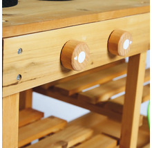 Detaljvy av ett trälekkök med vridknappar och förvaringshyllor