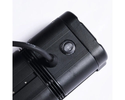 Närbild av en svart LED-lampa med strömbrytare