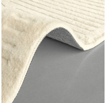 Beige matta med ribbad textur och vikt kant