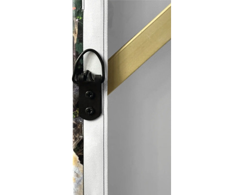 Detaljvy av en duk med upphängningsanordning och gyllene ram.