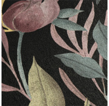 Närbild av en tapet med blommönster mot en mörk bakgrund
