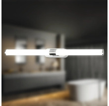 Badrum med en enda, horisontell, silverfärgad badrumslampa