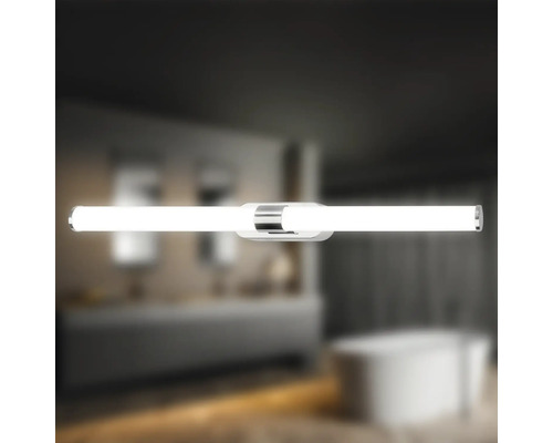 Badrum med en enda, horisontell, silverfärgad badrumslampa