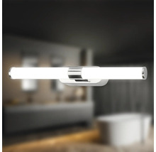 Badrum med upplyst vägglampa