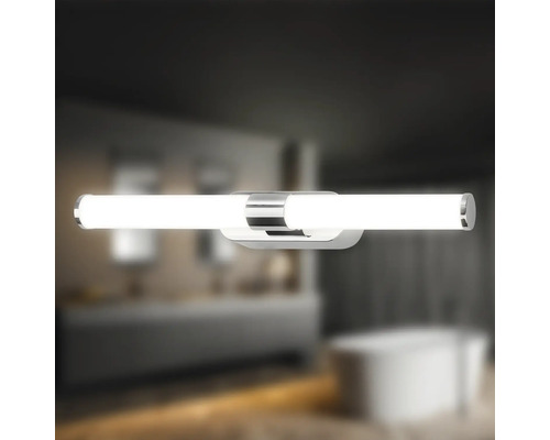 Badrum med upplyst vägglampa