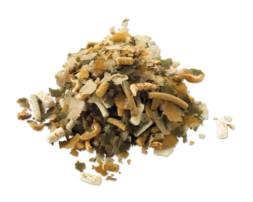 Hög med fiskmatflingor och -pinnar