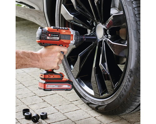 Sladdlös mutterdragare vid hjulbyte på en bil