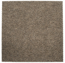 Närbild av en brun matta med tät vävstruktur