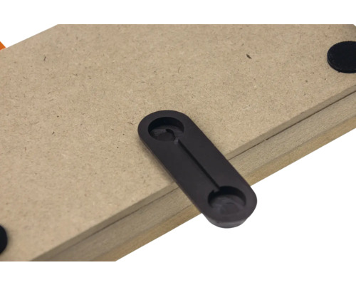 Träskiva med fäste för fastsättning