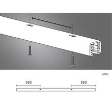 Bild av montering av en gardinskena med skruvar och måttangivelser