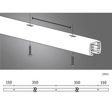 Detaljbild av en gardinskena med skruvar och mått i millimeter