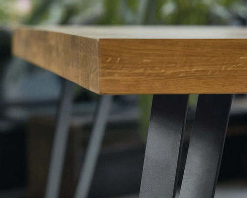 Bordskiva i trä med metallben