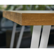 Detaljvy av en bordsskiva i trä med metallben