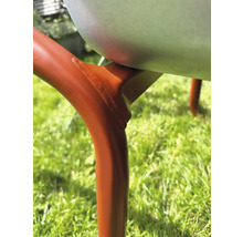 Detaljbild av en skottkärra med metallbalja och underrede