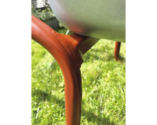 Detaljbild av en skottkärra med metallbalja och underrede