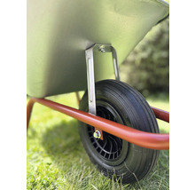 Detaljbild av skottkärrehjul med metallfälg och luftdäck