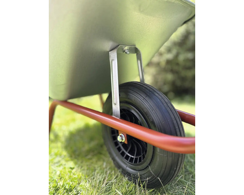 Detaljbild av skottkärrehjul med metallfälg och luftdäck