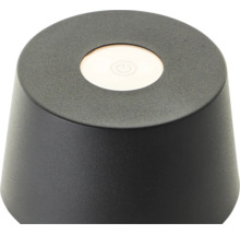 Svart bordslampa med strömbrytare