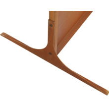 Detaljvy av en trämöbel som kombinerar stabilitet och design