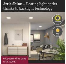 Atria Shine taklampor med bakgrundsbelysning i vardagsrum.