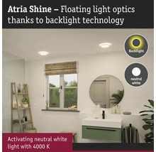 Modernt badrum med taklampor med bakgrundsbelysning, handfat och spegel