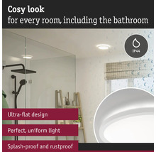 Modernt badrum med platt taklampa och IP44-skydd.