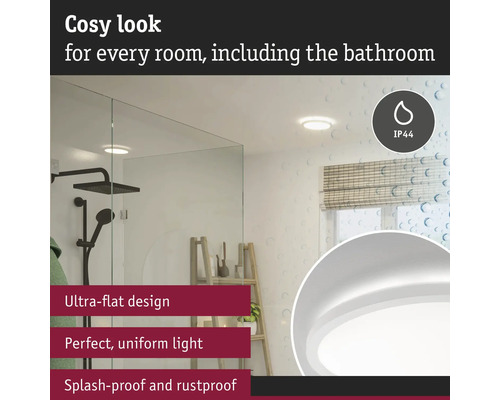Modernt badrum med platt taklampa och IP44-skydd.