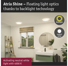 Badrum med taklampor med bakgrundsbelysning och neutralt vitt ljus