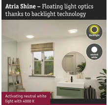 Modernt badrum med fyrkantiga taklampor med bakgrundsbelysning