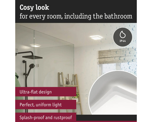 Badrum med dusch och platt taklampa med skyddsklass IP44