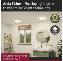 Badrum med fyrkantiga taklampor med bakgrundsbelysning och neutralt vitt ljus