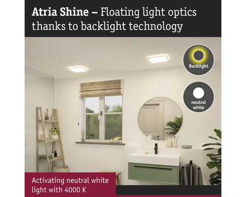 Badrum med fyrkantiga taklampor med bakgrundsbelysning och neutralt vitt ljus