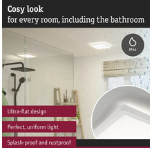 Badrum med platt taklampa, duscharmatur och stegahylla.