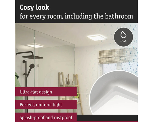 Badrum med platt taklampa, duscharmatur och stegahylla.