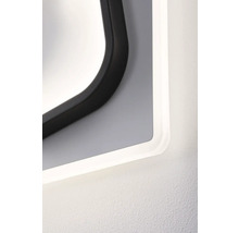 Närbild av en LED-vägglampa med en kantig design och en svart ram