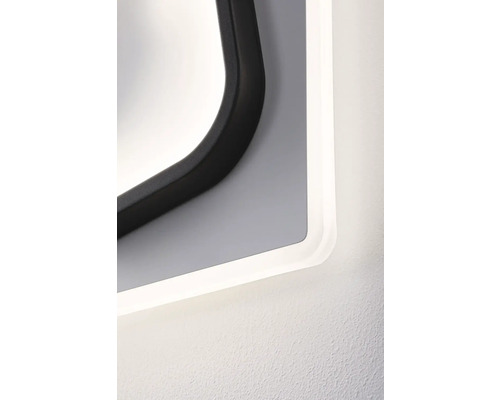 Närbild av en LED-vägglampa med en kantig design och en svart ram