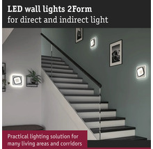 LED-vägglampor 2Form för direkt och indirekt belysning i ett ljust trapphus.