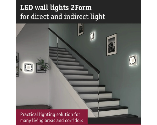 LED-vägglampor 2Form för direkt och indirekt belysning i ett ljust trapphus.