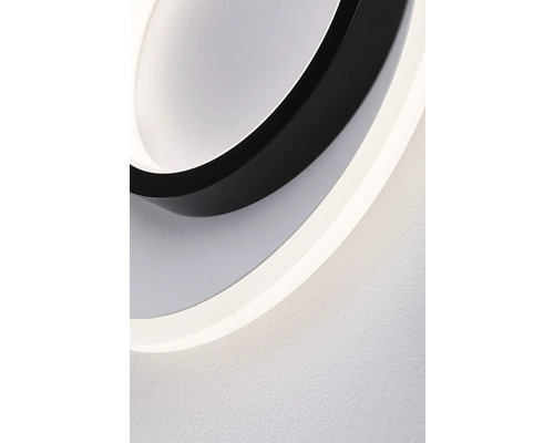 Närbild av en rund taklampa med svart kant