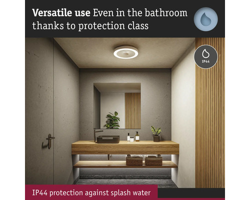 Badrum med taklampa och tvättställ med IP44 skyddsklass