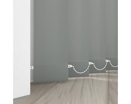 Grå lamellgardiner med kedjedrag för ljusreglering