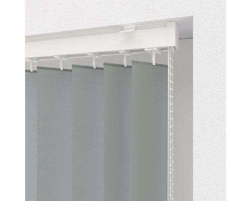 Vertikal jalusi med lameller och manöverkedja för fönsterdekoration