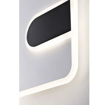 Närbild av en LED-vägglampa med abstrakt design